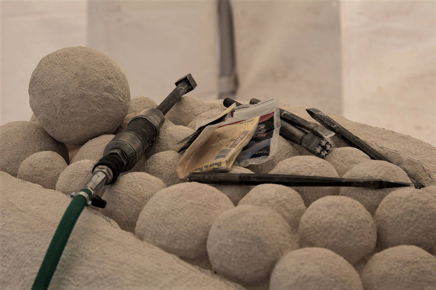 Emanuela Camacci working at Papaya stone sculpture